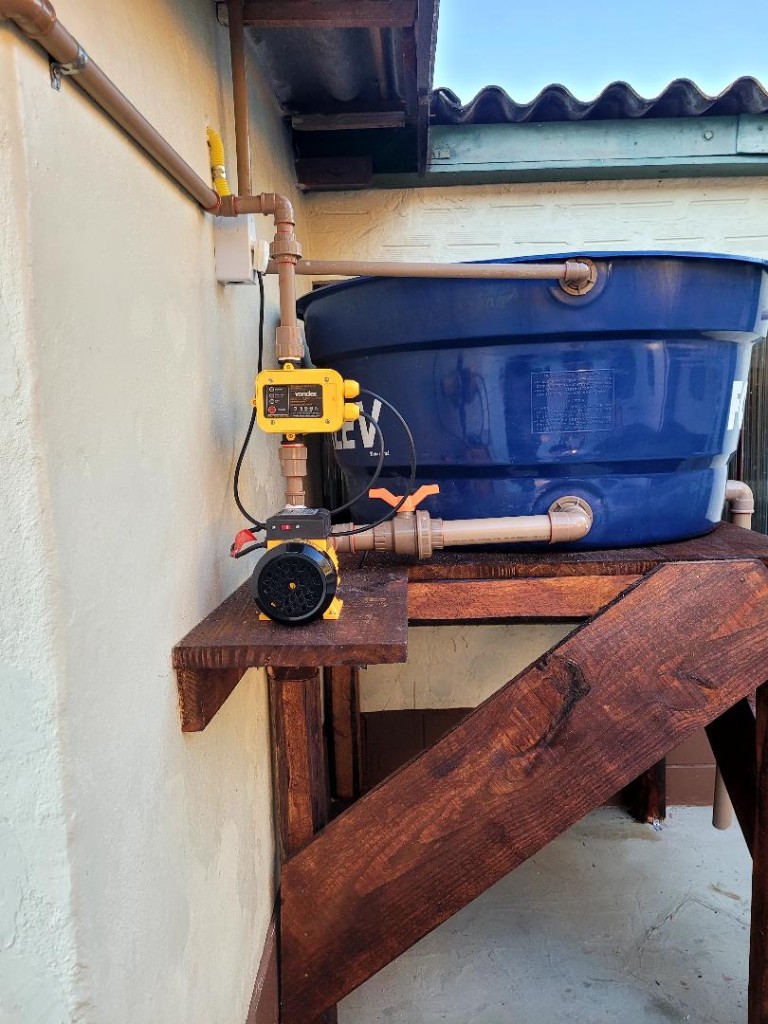 Caixa d’água azul com pressurizador e comando automático Vonder