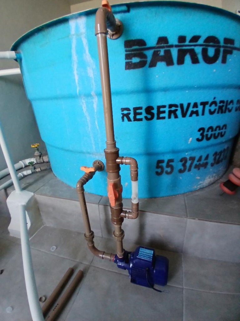 Reservatório de água com bomba e registros de bypass